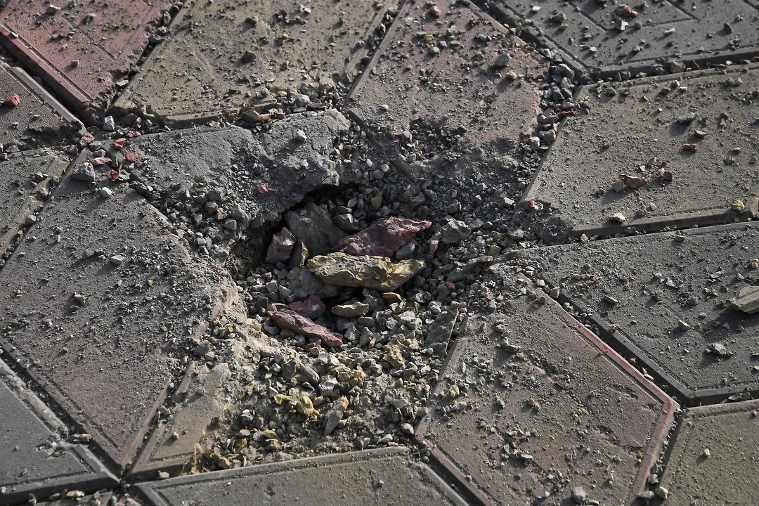 Khi bị tấn công, tên lửa sẽ mất đi tính đối xứng khí động học, các mảnh vỡ sẽ làm hỏng hệ thống lái, dẫn đến việc tên lửa mất khả năng điều hướng và không thể bắn trúng mục tiêu dự kiến. Ảnh: Mảnh bắn từ vết đạn nổ trong vụ Ukraine tấn công bằng tên lửa ATACMS vào bãi biễn ở Sevastopol. (Nguồn: Kommersant). 