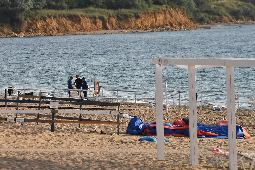 Theo dữ liệu từ thiết bị đo độ cao, lệnh sẽ được phát ra, thiết bị nổ mở sẽ kích hoạt, khoang chứa sẽ mở ra và các quả đạn nhỏ sẽ được phóng ra. Ảnh: Bom chùm văng ra hàng loạt đạn con bên trong khiến ít nhất 4 người thiệt mạng và hơn 120 người bị thương. (Nguồn: Kommersant). 