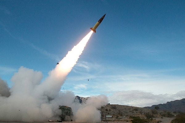 Tên lửa ATACMS là một mục tiêu rất kiên cố, tên lửa phòng không Nga cần phải nổ rất gần mục tiêu với độ sai lệch cực kỳ nhỏ để phá hủy. Tuy nhiên, đây là một thách thức lớn. Ảnh: Quân đội Mỹ phóng tên lửa ATACMS. (Nguồn: AP). 