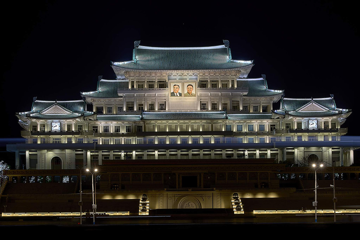 Đại học đường Nhân dân, còn được gọi là Thư viện Quốc gia của Triều Tiên, là một trong những công trình quan trọng tại Bình Nhưỡng. Nơi đây lưu giữ và cung cấp tài liệu, sách, và tài liệu nghiên cứu cho người dân và học sinh ở Triều Tiên.