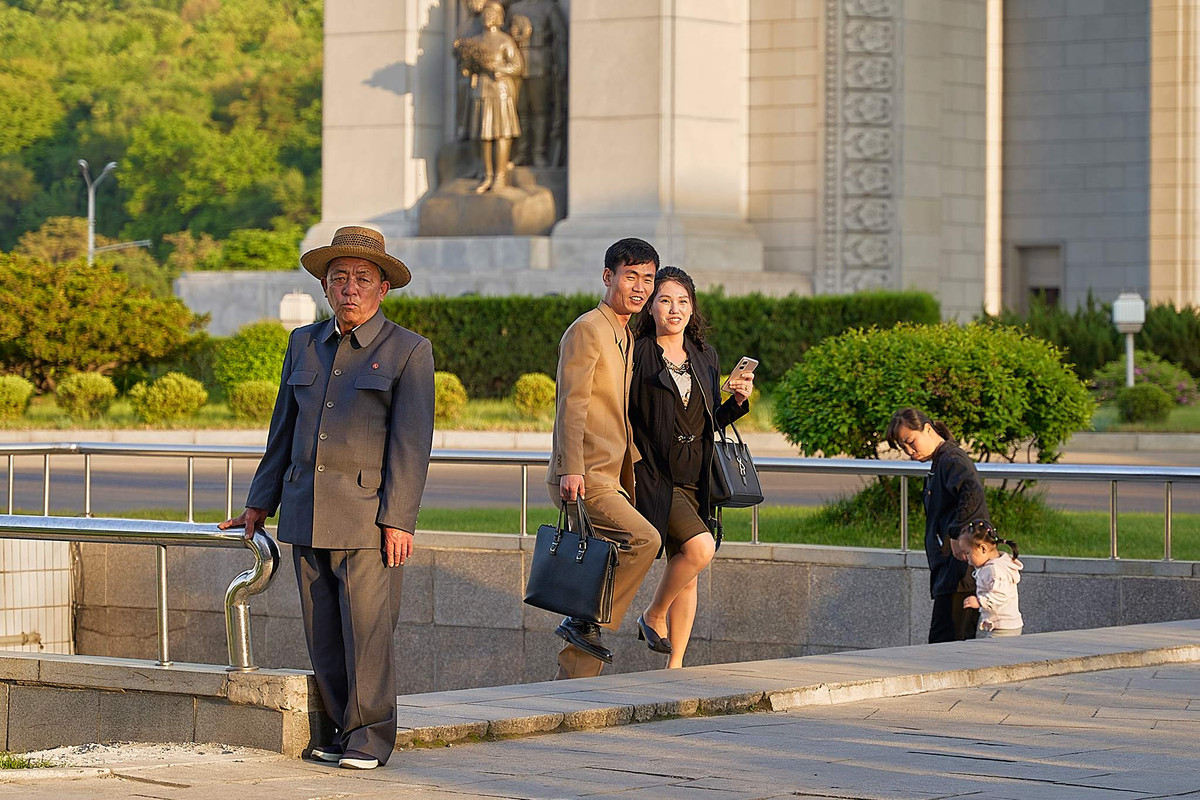 Mới đây, hãng tin Izvestia đăng tải bộ ảnh về vẻ đẹp độc đáo của thủ đô Bình Nhưỡng. Việc ra vào Bình Nhưỡng được kiểm soát nghiêm ngặt thông qua một chiếc thẻ đặc biệt. Người dân thủ đô thường ăn mặc nghiêm túc và chân phương. Khi đi làm, họ mặc những bộ vest công sở gọn gàng, tạo sự lịch sự và thanh lịch. Ảnh: Andrei Kulagin/ Izvestia