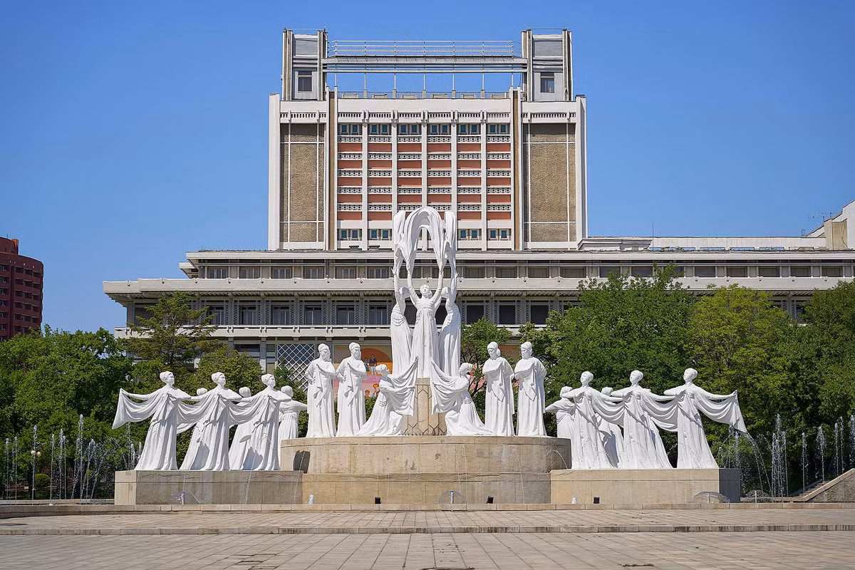 Một biểu tượng quan trọng của Bình Nhưỡng, Công viên Đài phun nước Mansudae là hệ thống phun nước nghệ thuật của thủ đô. Nó tượng trưng cho sự bảo tồn lịch sử và tinh thần đoàn kết vững mạnh của người dân.