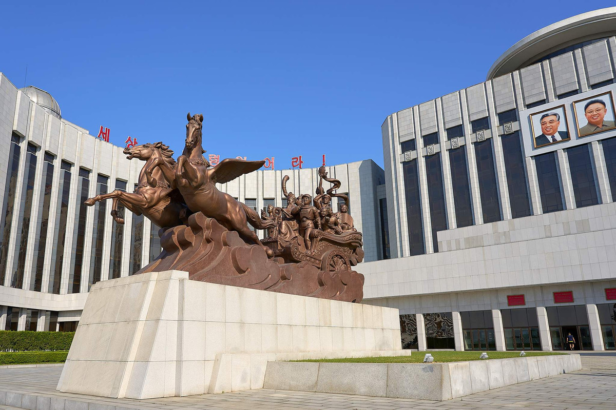 Cung thiếu nhi Mangyongdae ở Bình Nhưỡng là một trung tâm giáo dục và giải trí hiện đại dành cho trẻ em với hệ thống hồ bơi, phòng tập thể dục, đài quan sát, các lớp học máy tính và cả khu vực dạy lái xe. Tại đây, các em được tham gia nhiều hoạt động nghệ thuật, thể thao và khoa học.