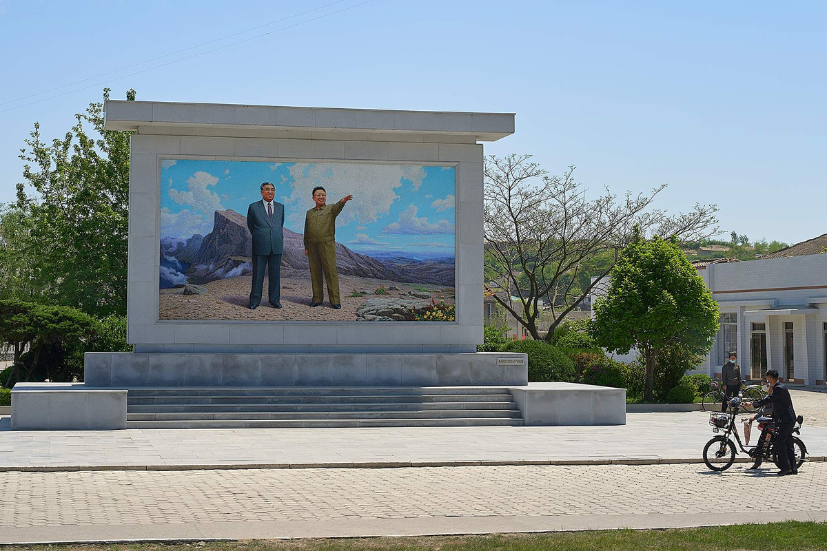 Triều Tiên vẫn duy trì sự tôn kính với các nguyên tắc xã hội chủ nghĩa của các nhà lãnh đạo tư tưởng của họ - cố lãnh đạo Kim Il Sung và Kim Jong Il.