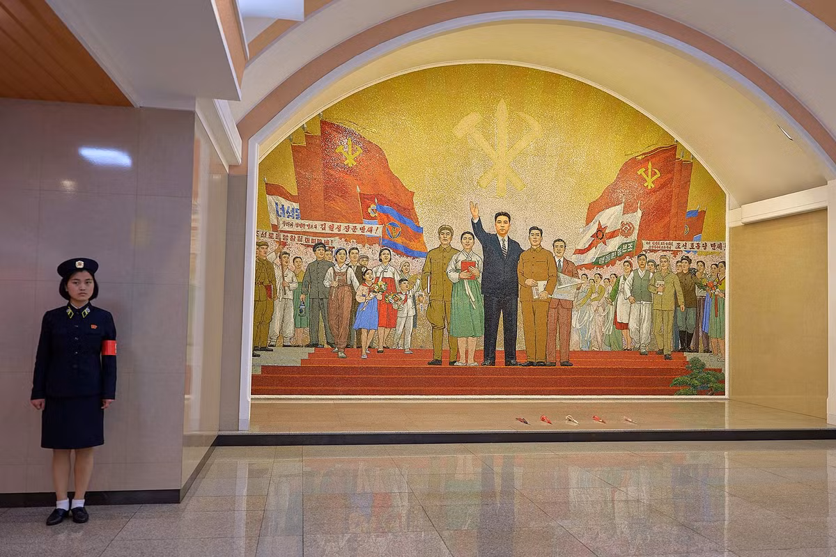 Thiết kế của các ga tàu điện ngầm được lấy cảm hứng từ chủ nghĩa hiện thực xã hội chủ nghĩa của Liên Xô và tôn vinh thành tích lao động của người dân.