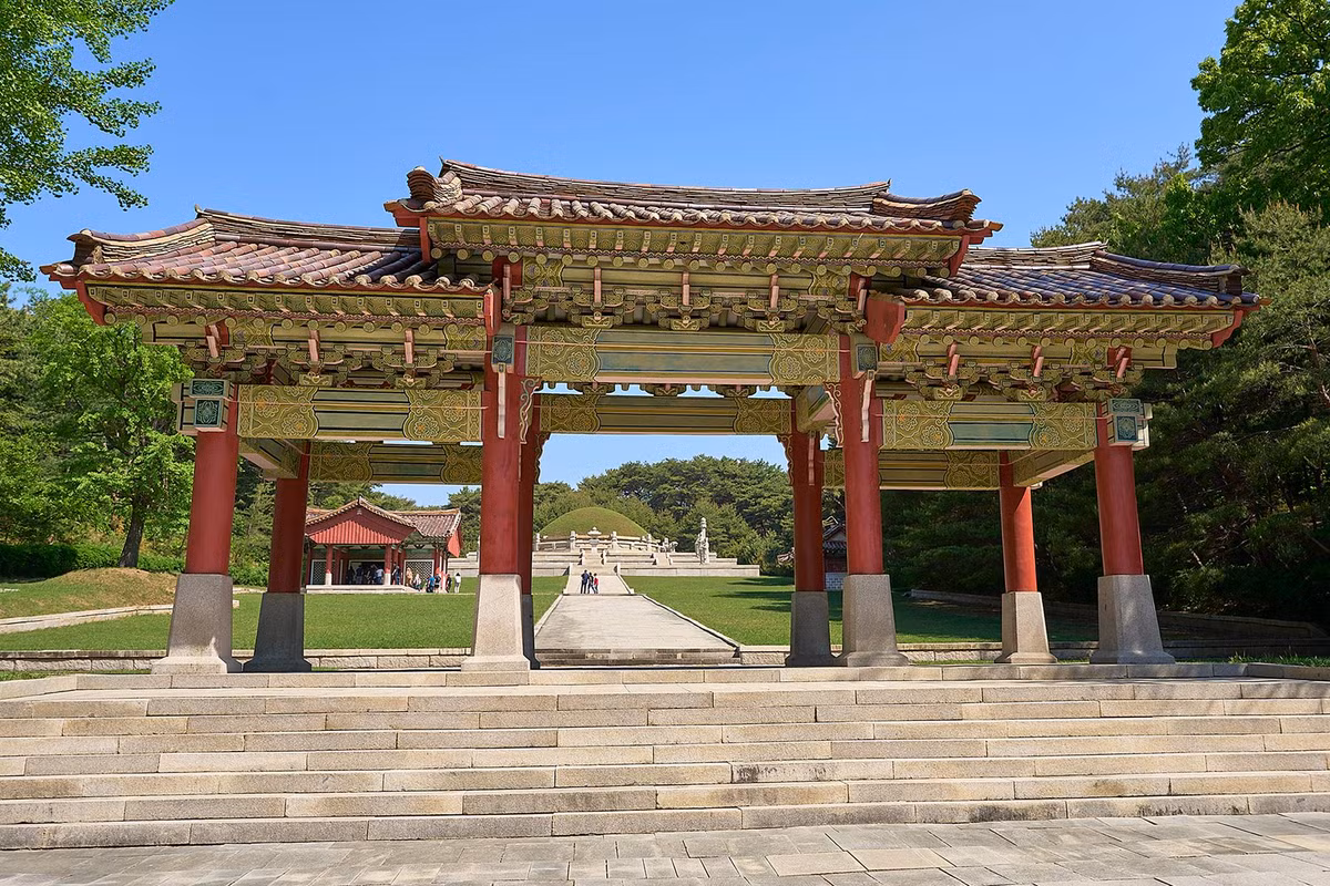 Lăng mộ của vua Vương Kiến được UNESCO công nhận là Di sản văn hóa thế giới từ năm 2013. Di tích nằm tại khu Haesong-ri, thành phố Kaesong - cố đô của Triều Tiên.