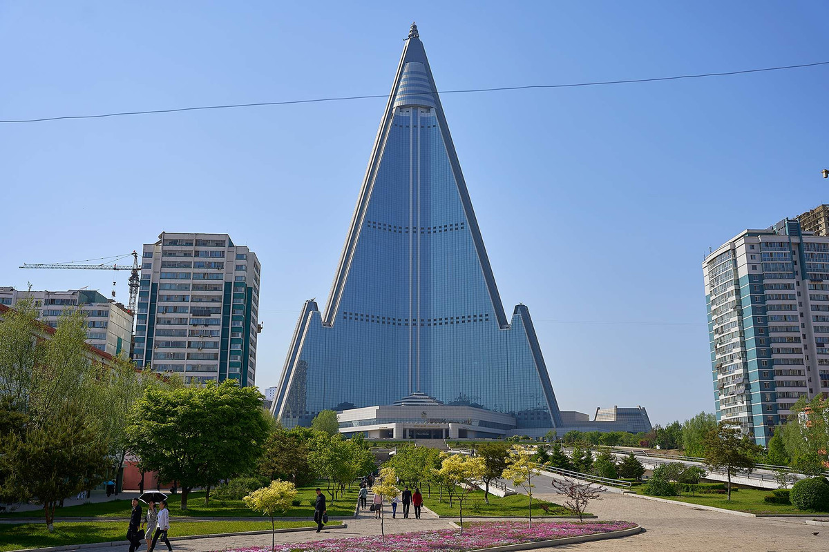 Khách sạn Ryugyong là một trong những công trình nổi tiếng và bí ẩn nhất của Bình Nhưỡng. Toà nhà 105 tầng cao hơn 330m với tổng diện tích sàn 360.000m2 được bắt đầu xây dựng vào năm 1987, tuy nhiên phải tạm dừng do khó khăn về kinh tế. Công trình đồ sộ này vẫn chưa có dấu hiệu được hoàn thành để mở cửa đón khách sau gần 4 thập kỉ xây dựng.