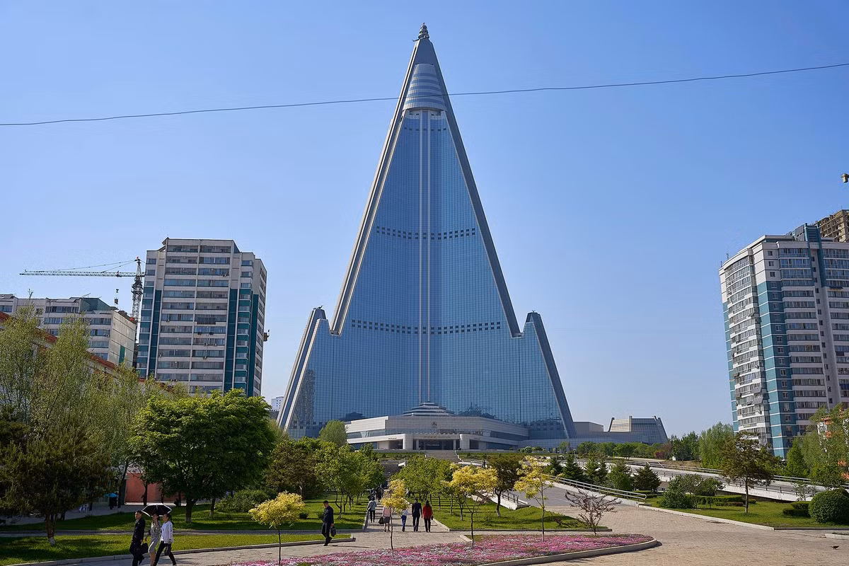 Khách sạn Ryugyong là một trong những công trình nổi tiếng và bí ẩn nhất của Bình Nhưỡng. Toà nhà 105 tầng cao hơn 330m với tổng diện tích sàn 360.000m2 được bắt đầu xây dựng vào năm 1987, tuy nhiên phải tạm dừng do khó khăn về kinh tế. Công trình đồ sộ này vẫn chưa có dấu hiệu được hoàn thành để mở cửa đón khách sau gần 4 thập kỉ xây dựng.