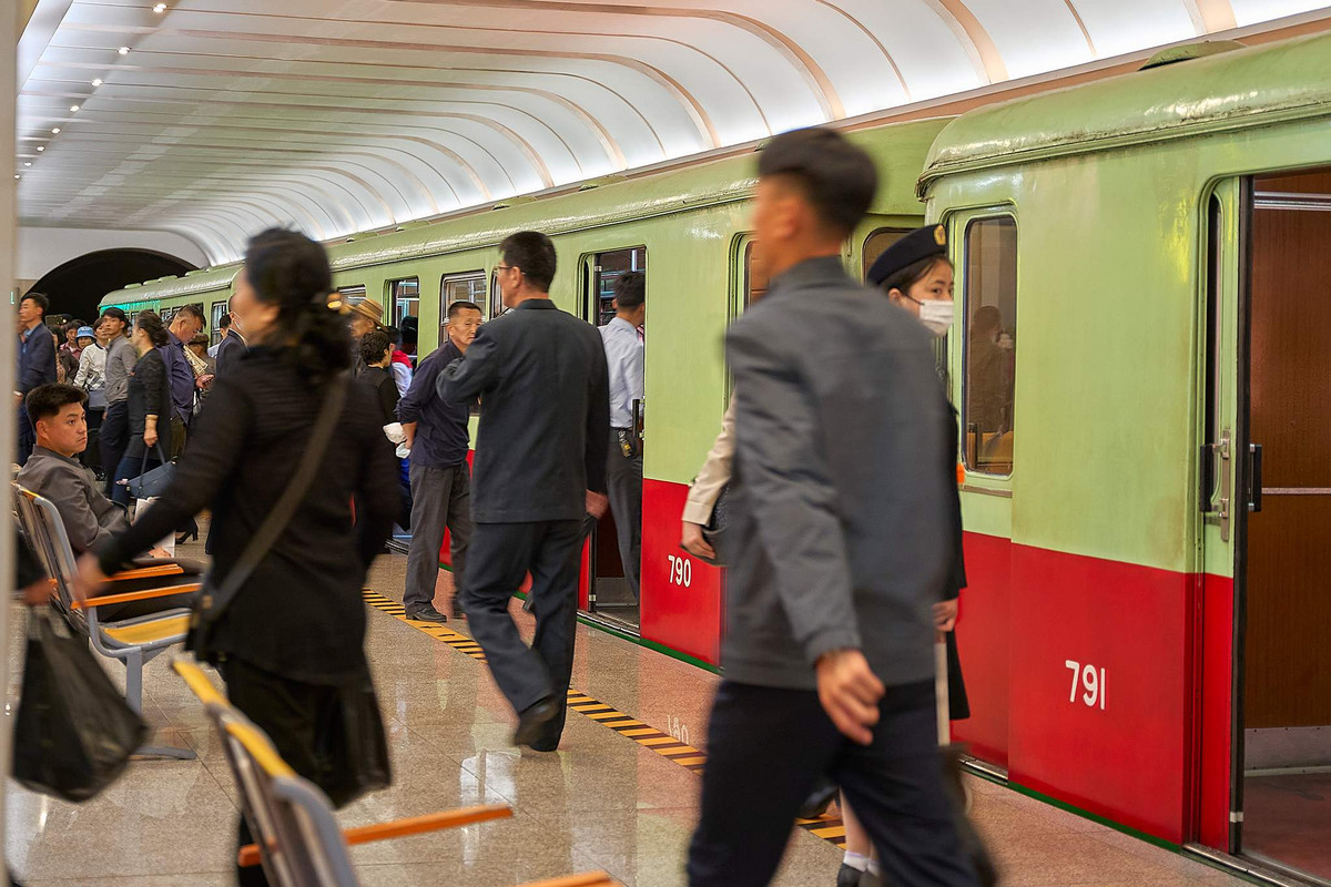 Bình Nhưỡng có mạng lưới giao thông phát triển và thậm chí còn có tàu điện ngầm riêng. Hệ thống tàu điện ngầm này là một trong những công trình sâu nhất thế giới, với đường ray nằm ở độ sâu 110m dưới lòng đất.