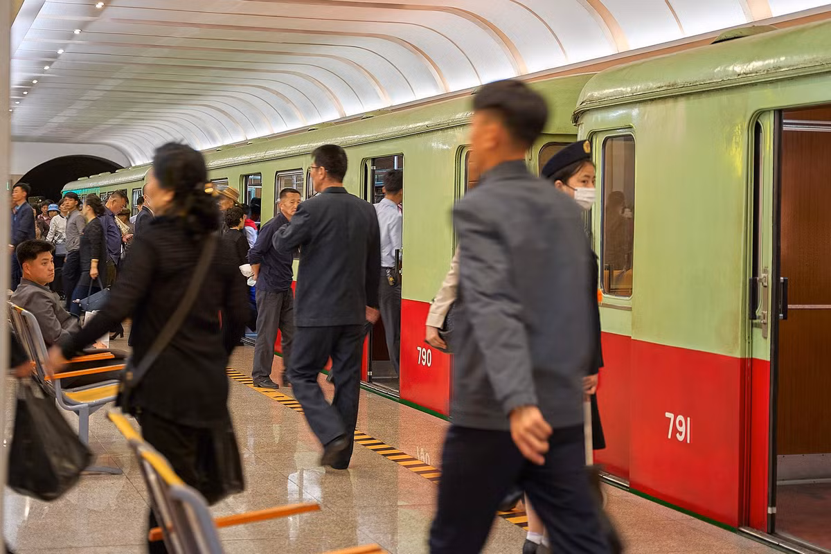 Bình Nhưỡng có mạng lưới giao thông phát triển và thậm chí còn có tàu điện ngầm riêng. Hệ thống tàu điện ngầm này là một trong những công trình sâu nhất thế giới, với đường ray nằm ở độ sâu 110m dưới lòng đất.