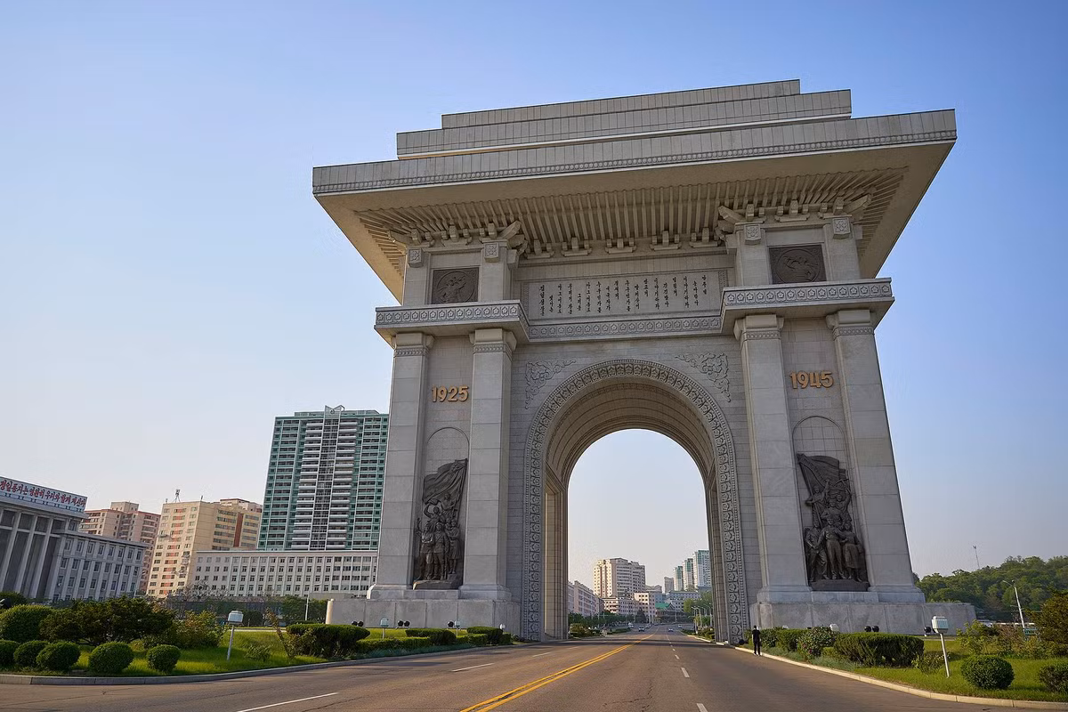 Khải Hoàn Môn tại Bình Nhưỡng nằm ở chân đồi Moran và được khánh thành vào năm 1982. Phần mái vòm của cổng cao 60m, rộng 50m, và là vòm khải hoàn cao nhất thế giới. Dòng chữ được khắc trong vòm là “Bài ca Tướng quân Kim Nhật Thành”. Công trình là niềm kính trọng vô bờ của người dân Triều Tiên gửi đến vị lãnh tụ vĩ đại của mình.