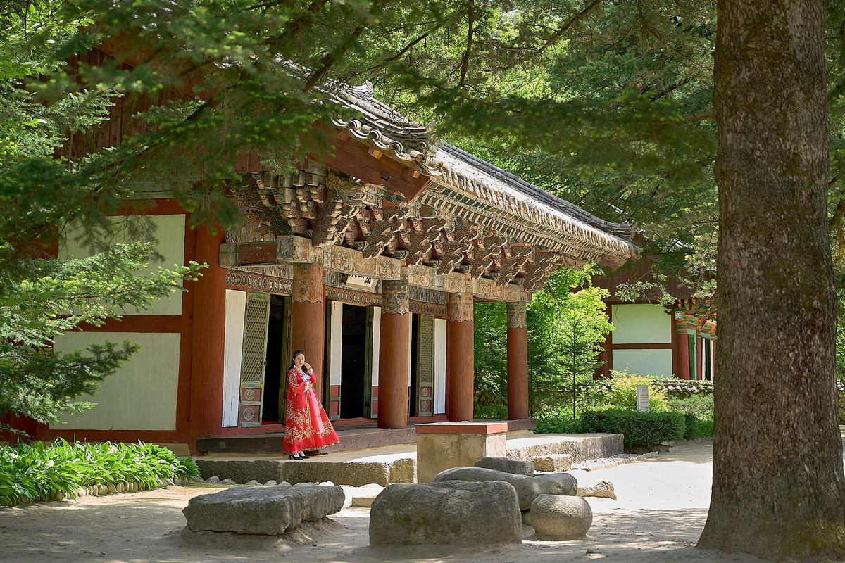 Myohyangsan - “ngọn núi hương thơm bí ẩn” được coi là địa điểm mang tính biểu tượng của CHDCND Triều Tiên. Ngọn núi là một điểm đến linh thiêng với chùa Pohyon được xây dựng từ thế kỷ 11 và liên quan đến huyền thoại Vua Tangun, tổ tiên của người Triều Tiên.