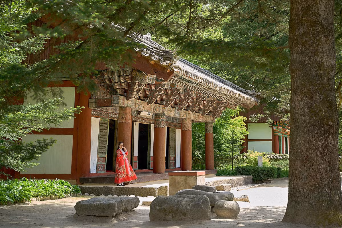 Myohyangsan - “ngọn núi hương thơm bí ẩn” được coi là địa điểm mang tính biểu tượng của CHDCND Triều Tiên. Ngọn núi là một điểm đến linh thiêng với chùa Pohyon được xây dựng từ thế kỷ 11 và liên quan đến huyền thoại Vua Tangun, tổ tiên của người Triều Tiên.