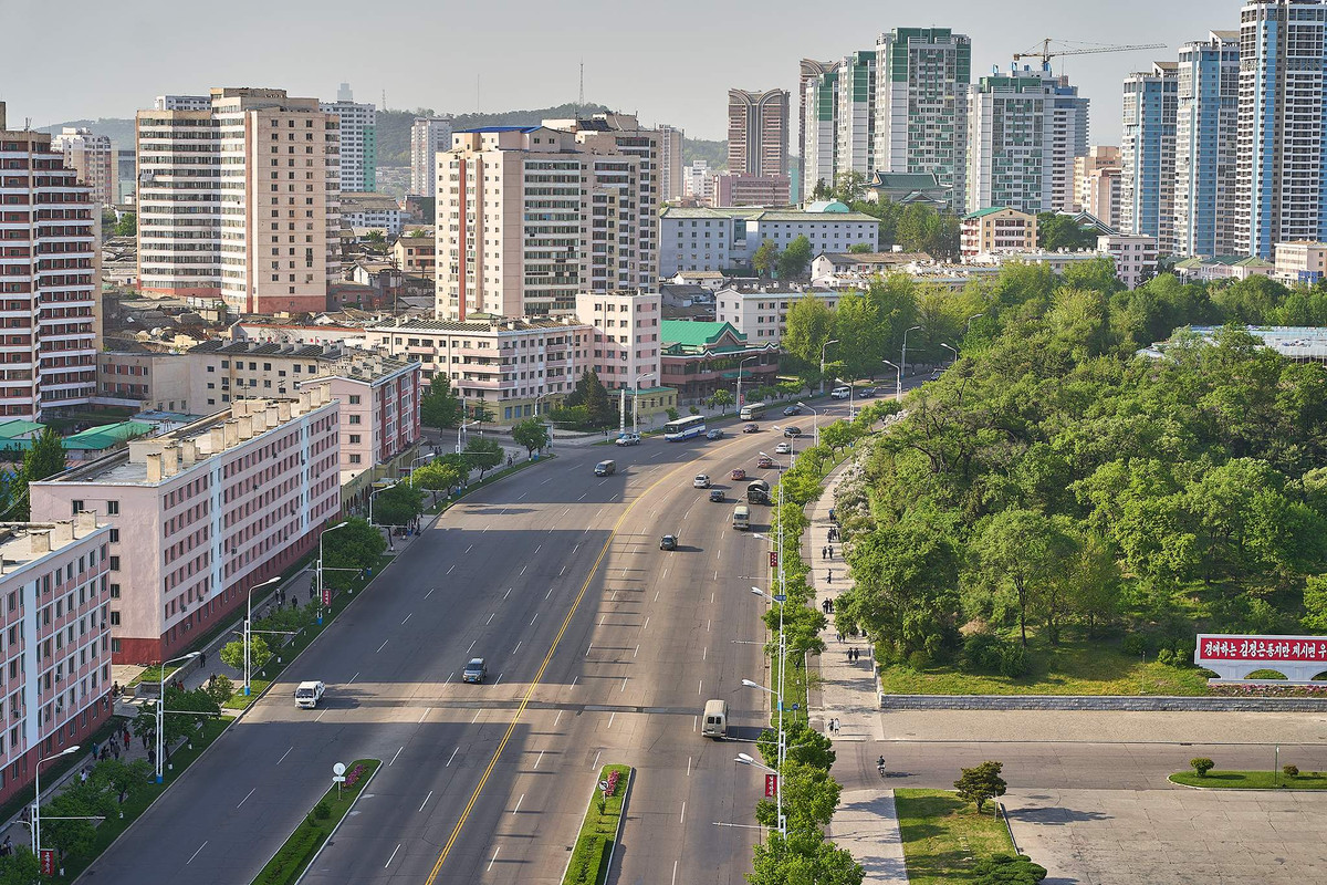 Kiến trúc của Bình Nhưỡng nổi bật với những công trình hoành tráng, mang đậm dấu ấn xã hội chủ nghĩa, thể hiện sự hùng vĩ và tôn vinh lịch sử. Các tòa nhà, tượng đài và quảng trường ở đây đều được thiết kế để tôn vinh sự đoàn kết và sức mạnh của nhân dân Triều Tiên.
