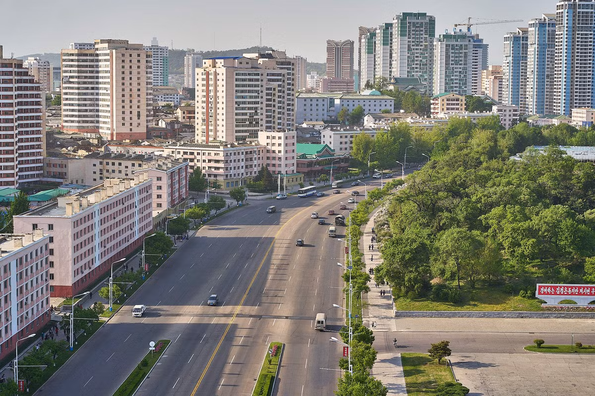 Kiến trúc của Bình Nhưỡng nổi bật với những công trình hoành tráng, mang đậm dấu ấn xã hội chủ nghĩa, thể hiện sự hùng vĩ và tôn vinh lịch sử. Các tòa nhà, tượng đài và quảng trường ở đây đều được thiết kế để tôn vinh sự đoàn kết và sức mạnh của nhân dân Triều Tiên.