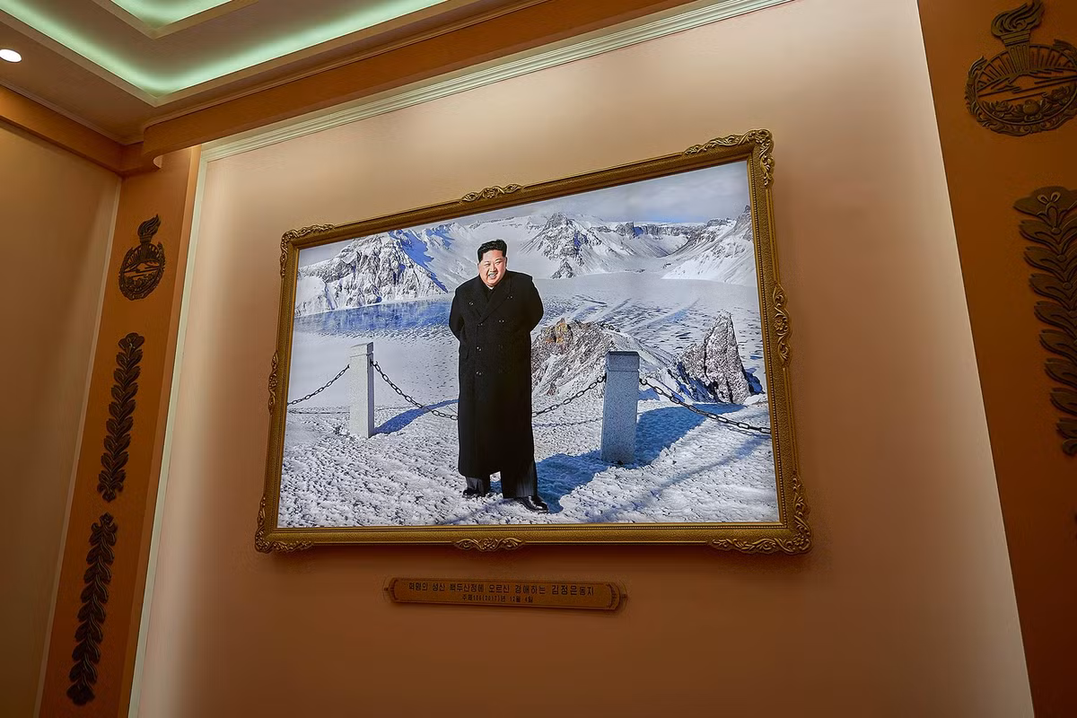 Ông Kim Jong-un, Lãnh đạo tối cao của Cộng hoà Dân chủ Nhân dân Triều Tiên, cũng giữ một vị trí đặc biệt trong lòng người dân nước này.