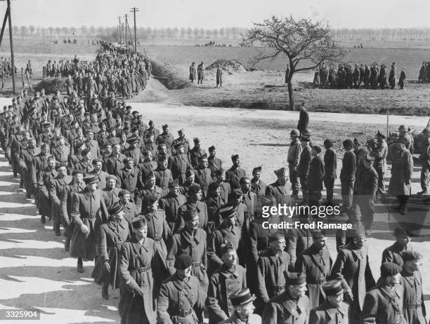 Chưa kể số quân viện trợ khổng lồ từ Anh, các thuộc địa và các đồng minh khác, còn Đức chỉ huy động được khoảng 3.000.000 quân, cùng khoảng 300.000 quân Ý viện trợ vào cuối cuộc chiến. Nên về lý thuyết thì quân Pháp đông hơn Đức.