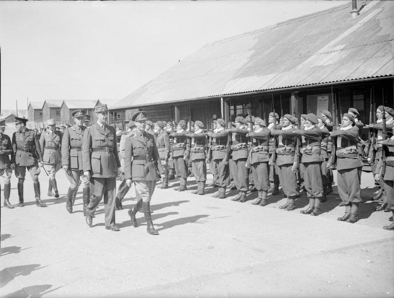 Thứ nhất là về quân số, nước Pháp sau Thế chiến 1 bị thiệt hại nặng nề về dân số, đồng thời tỉ lệ sinh ít nên có thể nói là Pháp thua Đức về dân số. Thế nhưng thực tế dù ít dân số hơn Đức, song họ vẫn huy động được 1 lực lượng khổng lồ nam giới vào quân đội, tạo ra 1 lực lượng vũ trang lớn mạnh khoảng 5.000.000 người nếu tính cả quân dự bị.