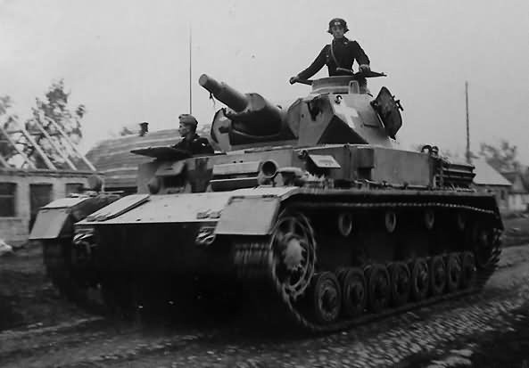 . Còn phía Đức dù có tăng Panzer yếu hơn nhưng nhờ chỉ huy tốt, phối hợp hiệp đồng hiệu quả, cùng hệ thống liên lạc qua điện đàm linh hoạt hơn so với xe tăng Pháp, bởi các đơn vị xe tăng Pháp khi đó muốn liên lạc phải ra hiệu cho nhau bằng tín hiệu cờ. (Còn tiếp...).