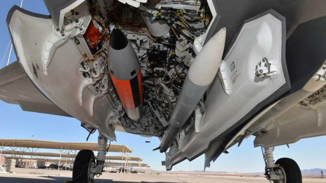 Được phát triển bởi một phòng thí nghiệm của Chính phủ Mỹ ở California vào những năm 1980, CL-20 mang lại tốc độ và áp suất phát nổ cao, khiến nó trở thành một sự lựa chọn hiệu quả cho các ứng dụng quân sự như đầu đạn tên lửa và đạn dược tiên tiến. Quân đội các nước phương Tây chủ yếu sử dụng CL-20 trong chế tạo các đầu đạn tên lửa tiên tiến, đạn pháo và các chất phá huỷ đặc biệt. Sức nổ cao của CL-20 khiến những vũ khí này trở nên hoàn hảo khi cần tác động tối đa trong một không gian nhỏ. (Ảnh: Reddit).