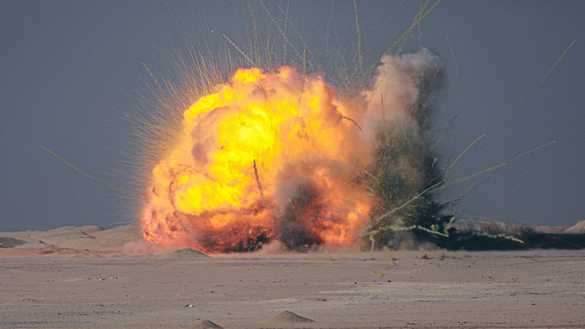 Những năm gần đây, Mỹ đã tiếp cận một cách thận trọng trong việc cải thiện các vật liệu hiện có, thay vì khám phá những vật liệu mới. Chuyên gia Durant lấy ví dụ về một loại thuốc nổ đặc biệt: CL-20. Đây là loại thuốc nổ phi hạt nhân được Mỹ phát triển, nhưng chưa được triển khai hay phát triển rộng rãi trong các loại đạn dược của họ. Thay vào đó, CL-20 chỉ được sử dụng trong một số trường hợp cụ thể và chưa được tích hợp vào nhiều hệ thống vũ khí của Mỹ. Lực lượng Quân đội Mỹ vẫn dựa vào các nguyên liệu năng lượng từ thời Thế chiến thứ hai (Ảnh: Bộ Quốc phòng Mỹ).