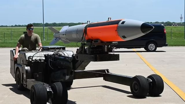 Nga đang nghiên cứu CL-20 để nâng cao hiệu suất cho các hệ thống tên lửa. Mục tiêu của họ là sử dụng CL-20 trong đầu đạn tên lửa hành trình và tên lửa đạn đạo tầm ngắn để tăng hiệu quả chiến đấu mà không cần tăng kích thước hay trọng lượng. CL-20 cũng được nghiên cứu để cải thiện hiệu quả của ngư lôi và mìn sâu trong việc tiêu diệt mục tiêu dưới nước. (Ảnh: USAF).