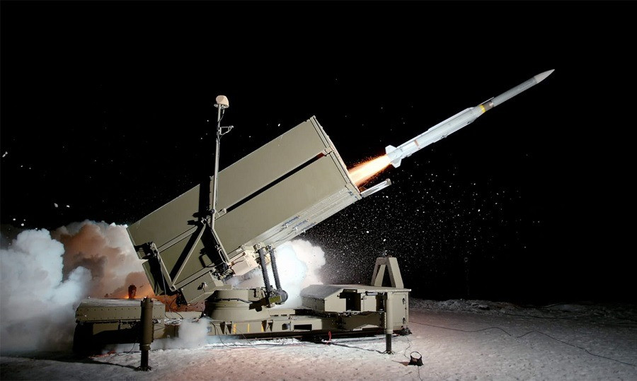 Vừa qua Bộ Ngoại giao Mỹ đã chấp thuận bán một đơn hàng quân sự cho Na Uy, bao gồm 100 tên lửa không đối không AMRAAM-ER (tầm bắn mở rộng) và các thiết bị liên quan. Ảnh: Defence Industry Europe.