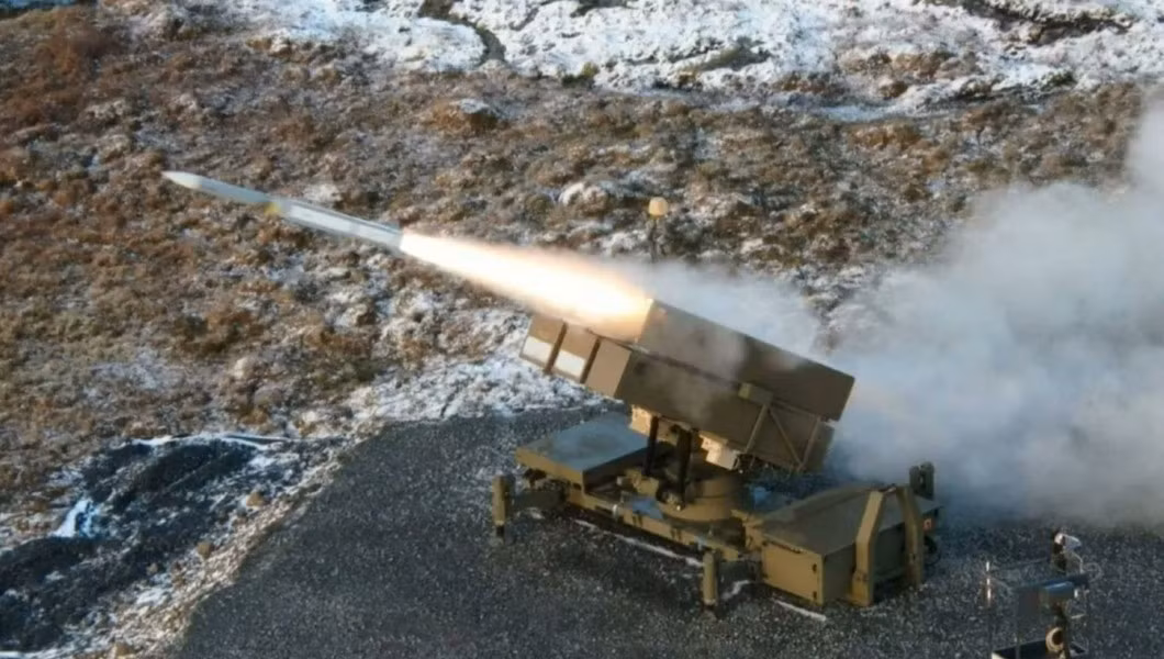 Các tên lửa AMRAAM-ER sẽ được tích hợp vào Tổ hợp tên lửa phòng không NASAMS của Na Uy, một hệ thống phòng không tầm trung do hai tập đoàn quốc phòng Raytheon và Kongsberg Defence &amp; Aerospace phát triển.