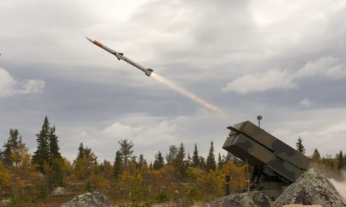 Biến thể mới AIM-120C-8 được trang bị bộ phận dẫn đường và các thành phần cải tiến doTtập đoàn quốc phòng Kongsberg Defence &amp; Aerospace của Na Uy phát triển. Những thiết bị này đã chứng minh được hiệu quả thông qua các cuộc thử nghiệm bay thành công, củng cố vai trò của nó trong các hệ thống phòng không hiện đại.