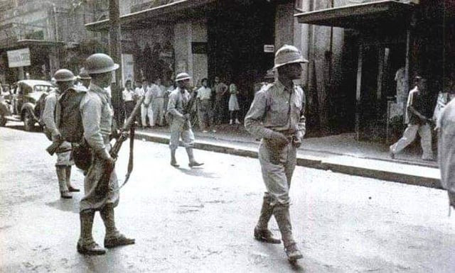 MacArthur cung cấp vũ khí cho họ bằng tàu ngầm, đồng thời gửi quân tiếp viện và các sĩ quan. Người Philippines vẫn trung thành với Mỹ, một phần vì sự đảm bảo độc lập của Mỹ. Chống lại những người du kích này là Cục Constabulary do Nhật Bản thành lập.