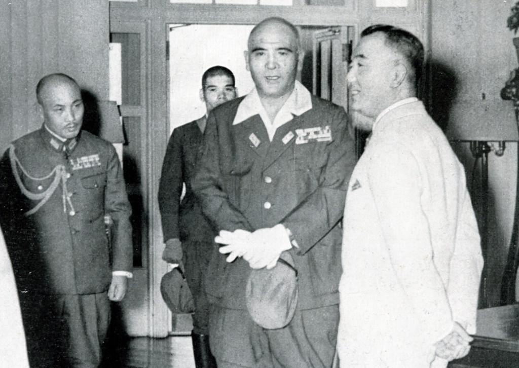 Hầu hết các tầng lớp tinh hoa của Philippines đã chấp nhận phục vụ dưới quyền của người Nhật. Sự hợp tác của Philippines trong chính phủ bù nhìn bắt đầu dưới thời Jorge B. Vargas, người ban đầu đượcTtổng thống Quezon bổ nhiệm làm thị trưởng thành phố Manila. Đảng chính trị duy nhất được hoạt động trong thời kỳ chiếm đóng là KALIBAPI do Nhật Bản tổ chức.