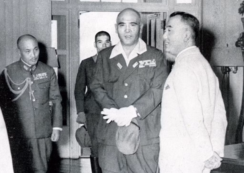 Hầu hết các tầng lớp tinh hoa của Philippines đã chấp nhận phục vụ dưới quyền của người Nhật. Sự hợp tác của Philippines trong chính phủ bù nhìn bắt đầu dưới thời Jorge B. Vargas, người ban đầu đượcTtổng thống Quezon bổ nhiệm làm thị trưởng thành phố Manila. Đảng chính trị duy nhất được hoạt động trong thời kỳ chiếm đóng là KALIBAPI do Nhật Bản tổ chức.