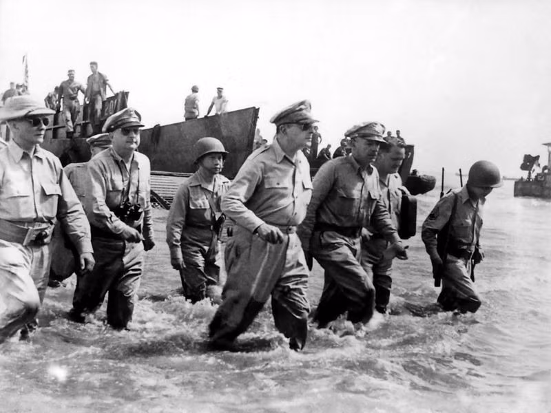 Tướng MacArthur đã giữ lời hứa quay trở lại Philippines vào ngày 20/10/1944. Cuộc đổ bộ lên đảo Leyte được tháp tùng bởi một lực lượng gồm 700 tàu và 174.000 người. Đến tháng 12/1944, các đảo Leyte và Mindoro đã sạch lính Nhật.
