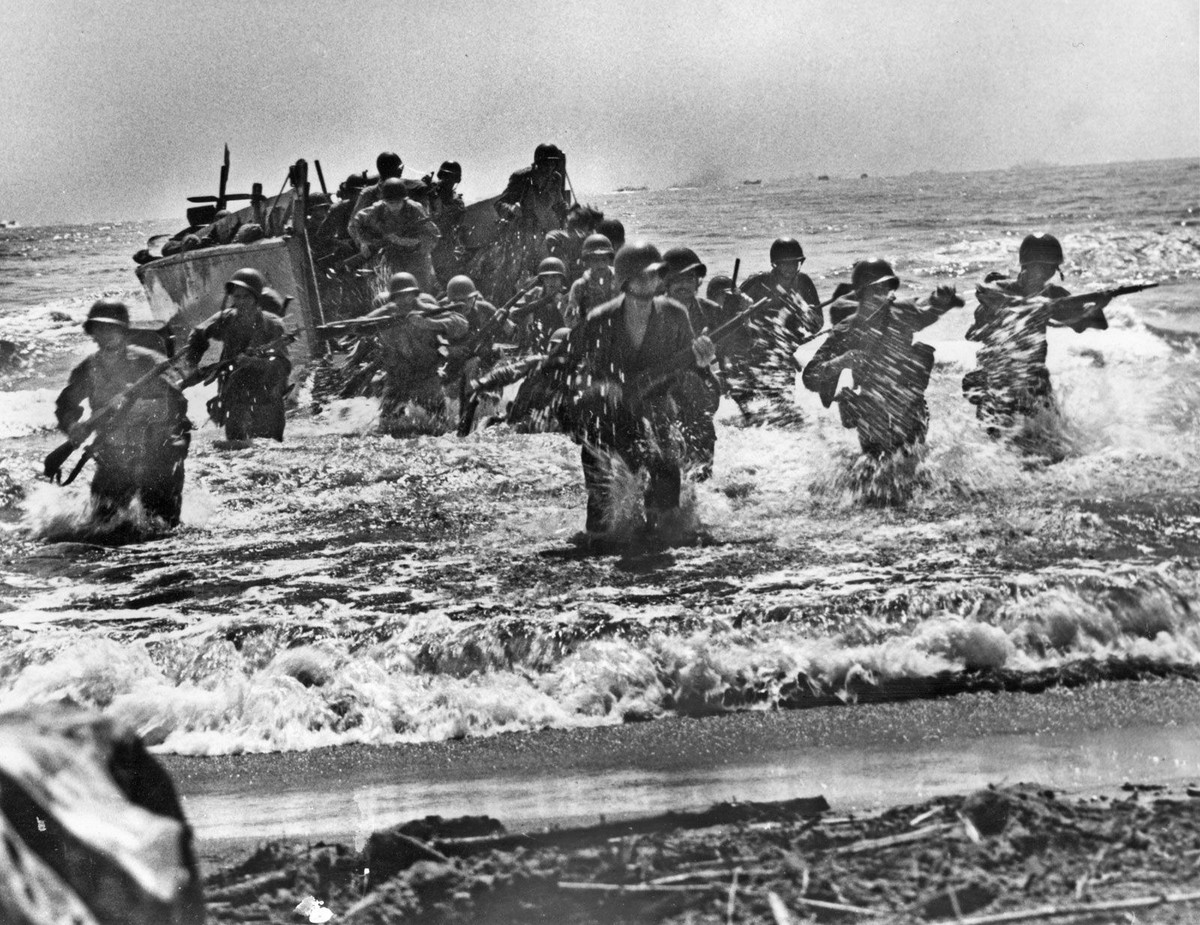 Vào thời điểm cuộc đổ bộ Leyte, bốn chiếc tàu ngầm được dành riêng cho việc vận chuyển tiếp tế. Các đơn vị du kích khác trực thuộc SWPA hoạt động trên khắp quần đảo. Một số đơn vị này được tổ chức hoặc liên kết trực tiếp với các đơn vị trước khi đầu hàng được lệnh để thực hiện các hoạt động du kích.