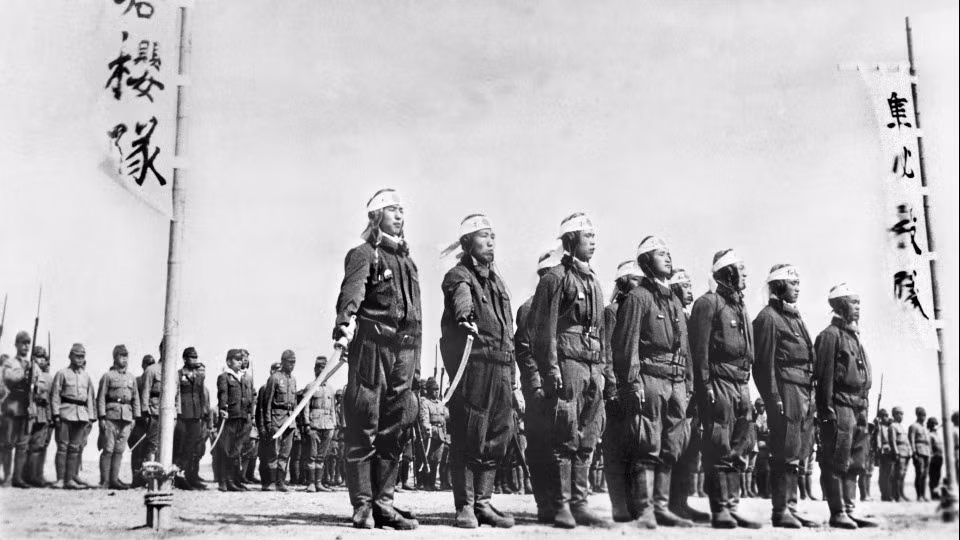 Trong thời gian chiếm đóng, hầu hết người dân Philippines vẫn trung thành với Mỹ và các tội ác chiến tranh của các lực lượng của Đế quốc Nhật Bản chống lại các lực lượng đồng minh đầu hàng và dân thường đã được ghi lại.