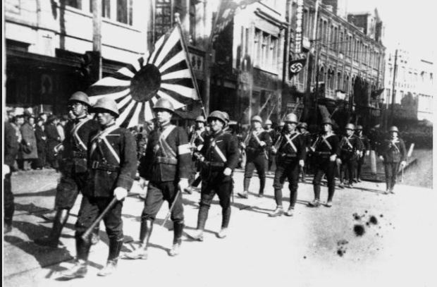 Các nhà chức trách quân sự Nhật Bản ngay lập tức bắt đầu tổ chức một cơ cấu chính phủ mới ở Philippines. Mặc dù người Nhật đã hứa trao độc lập cho họ sau khi chiếm đóng, ban đầu họ đã tổ chức một Hội đồng Nhà nước để thông qua đó chỉ đạo các vấn đề dân sự cho đến tháng 10/1943, khi họ tuyên bố Philippines là một nước cộng hòa độc lập.