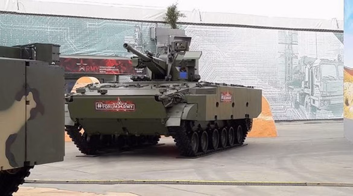 Vũ khí chính của xe là một khẩu pháo tự động 57mm, được trang bị hệ thống điều khiển hỏa lực tiên tiến bao gồm radar theo dõi mục tiêu, cảm biến quang điện tử và máy tính đạn đạo. Các hệ thống này cho phép 2S38 tấn công mục tiêu ở tầm xa nhưng vẫn bảo đảm độ chính xác cao. Ảnh: Jane.