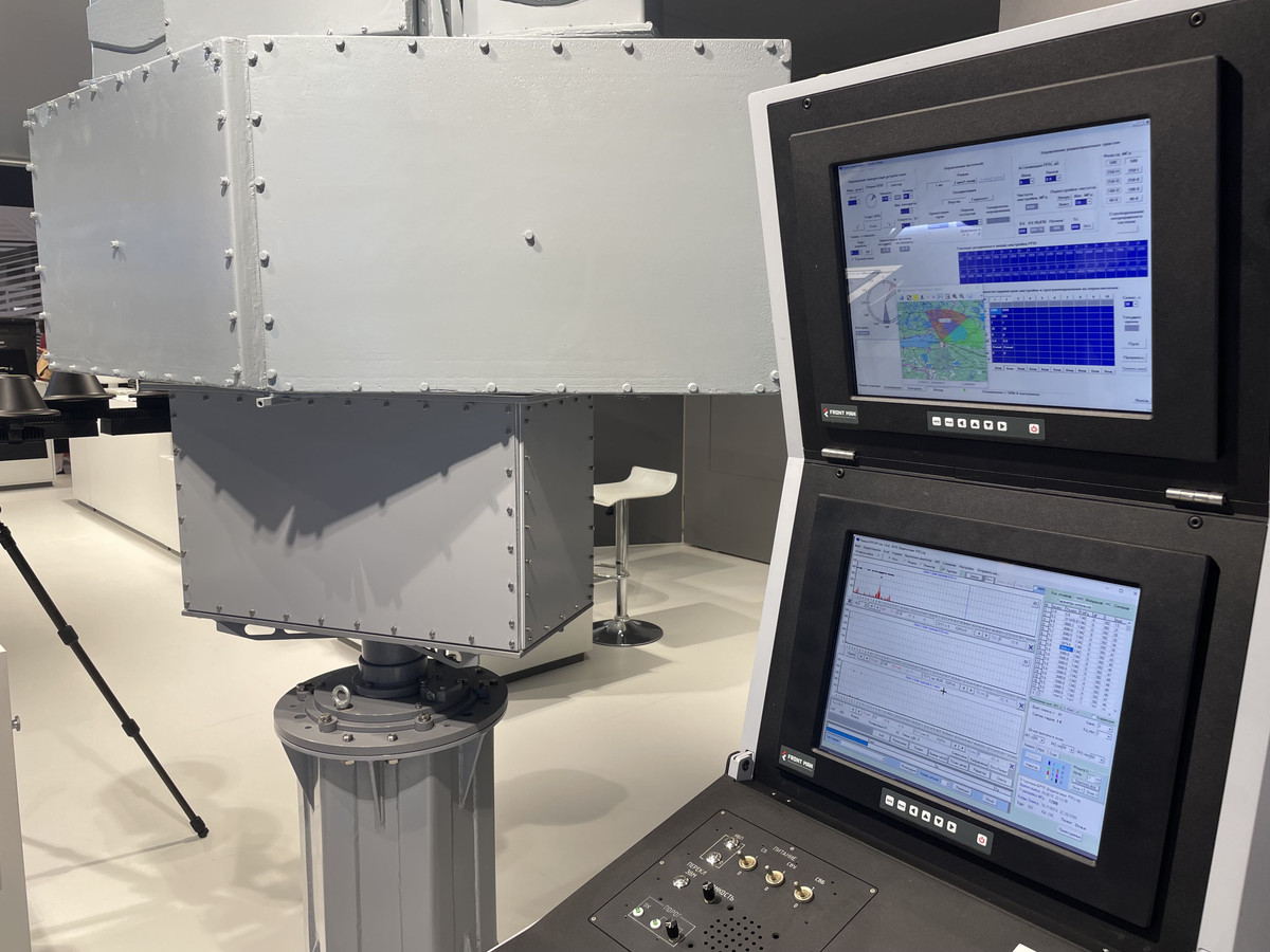 USV đang cách mạng hóa chiến tranh hải quân tương tự như cách các phương tiện bay không người lái (drone) đã cách mạng hóa chiến tranh trên không. Các drone này hiệu quả về chi phí, khó bị phát hiện và đối phó, cho phép các quốc gia nhỏ hơn, ít tài chính hơn có thể đối đầu với các hạm đội lớn hơn và mạnh mẽ hơn. Hệ thống mới, ChVA-001-04RP-E, được phát triển bởi Viện Nghiên cứu Vector, thuộc Tập đoàn Ruselectronics của Tập đoàn Nhà nước Rostec. Ngày 28/6, truyền thông Nga đưa tin rằng hệ thống ChVA-001-04RP-E đã được phát triển thành công. (Ảnh: Rostec).