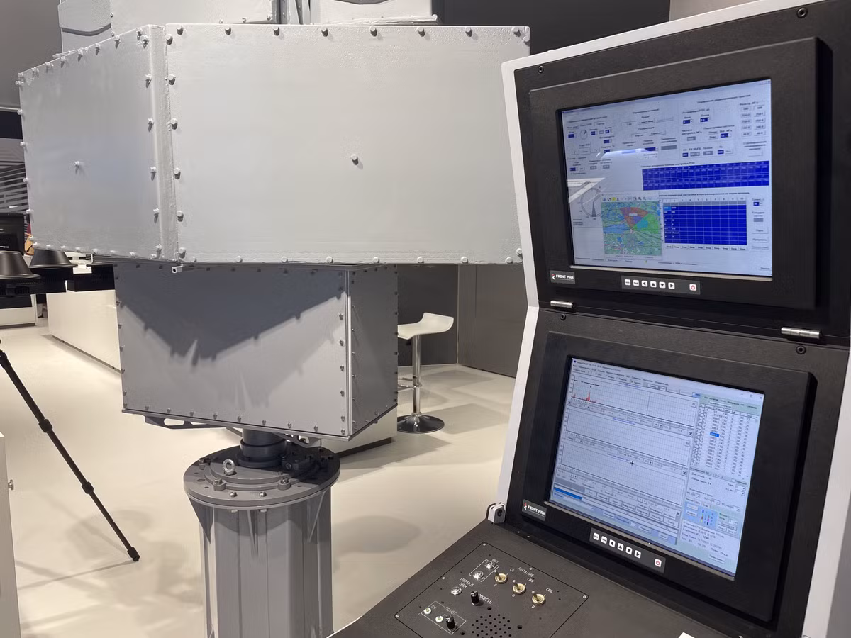USV đang cách mạng hóa chiến tranh hải quân tương tự như cách các phương tiện bay không người lái (drone) đã cách mạng hóa chiến tranh trên không. Các drone này hiệu quả về chi phí, khó bị phát hiện và đối phó, cho phép các quốc gia nhỏ hơn, ít tài chính hơn có thể đối đầu với các hạm đội lớn hơn và mạnh mẽ hơn. Hệ thống mới, ChVA-001-04RP-E, được phát triển bởi Viện Nghiên cứu Vector, thuộc Tập đoàn Ruselectronics của Tập đoàn Nhà nước Rostec. Ngày 28/6, truyền thông Nga đưa tin rằng hệ thống ChVA-001-04RP-E đã được phát triển thành công. (Ảnh: Rostec).