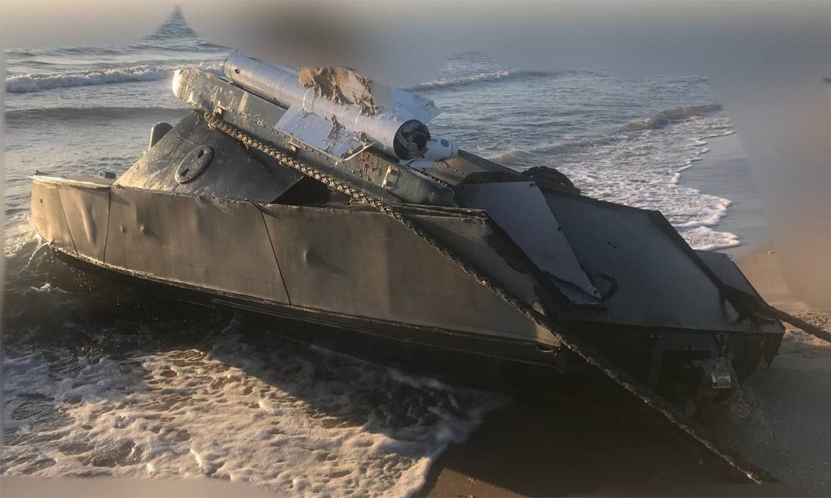 Trước khi xung đột bắt đầu, hầu hết các chuyên gia tin rằng hải quân gần như không tồn tại của Ukraine sẽ không có cơ hội chống lại hạm đội rộng lớn của Nga. Tuy nhiên, Kiev đã làm hư hại hoặc phá hủy khoảng hai chục tàu Nga với nhiều kích cỡ khác nhau bằng các drone nổ. (Ảnh: RusVesna).