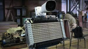 Hệ thống ChVA-001-04RP-E được cho là có nhiều ưu điểm vượt trội nhờ dải tần số rộng, ít yêu cầu về vị trí cho thiết bị ăng-ten, cải thiện về trọng lượng và kích thước, và chi phí thấp hơn đáng kể. Thời gian triển khai hệ thống này trên tàu hải quân chưa được tiết lộ. (Ảnh: Rostec).