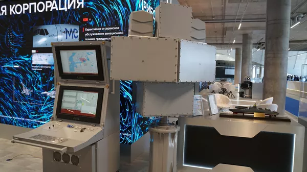 Hệ thống bao gồm một thiết bị ăng-ten với máy thu và một phần bên trong tàu bao gồm các thiết bị xử lý và hiển thị thông tin. Là một hệ thống thụ động, nó không phát ra bức xạ trong quá trình hoạt động, khiến đối phương không thể phát hiện. (Ảnh: Rostec).