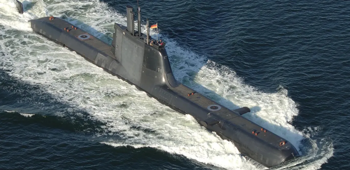 Hệ thống AIP cho phép tàu ngầm chạy bằng diesel-điện (SSK) lặn liên tục từ 10 đến 14 ngày mà không cần nổi lên để sạc pin. Hệ thống này sẽ được lắp đặt trên tàu ngầm INS Kalvari vào tháng 9/2025. Việc nâng cấp này sẽ làm tăng chiều dài và trọng lượng của tàu, và được hỗ trợ bởi Naval Group từ Pháp.