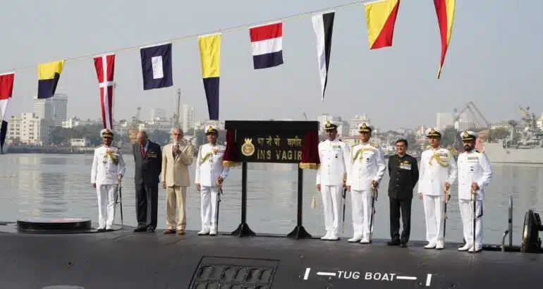 Theo các chuyên gia, Ấn Độ đã cố gắng có được công nghệ này từ Đức, Pháp và Nga trong thời gian dài. Năm 2005, Ấn Độ ký hợp đồng với liên doanh Armaris để đóng 6 tàu ngầm Scorpene. Tàu ngầm Scorpene thứ năm được biên chế cho Hải quân Ấn Độ vào tháng 1/2023. Các tàu này hiện chưa có AIP nhưng sẽ được trang bị sau này. Tàu ngầm INS Vagsheer (S26) đang được xây dựng cùng với ba tàu khác có khả năng AIP.