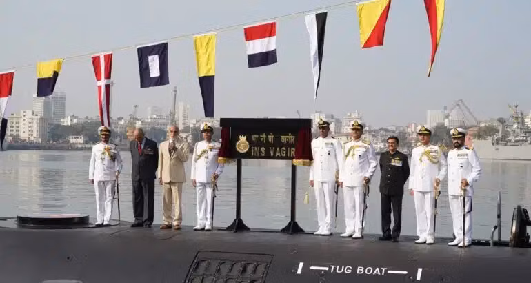 Theo các chuyên gia, Ấn Độ đã cố gắng có được công nghệ này từ Đức, Pháp và Nga trong thời gian dài. Năm 2005, Ấn Độ ký hợp đồng với liên doanh Armaris để đóng 6 tàu ngầm Scorpene. Tàu ngầm Scorpene thứ năm được biên chế cho Hải quân Ấn Độ vào tháng 1/2023. Các tàu này hiện chưa có AIP nhưng sẽ được trang bị sau này. Tàu ngầm INS Vagsheer (S26) đang được xây dựng cùng với ba tàu khác có khả năng AIP.