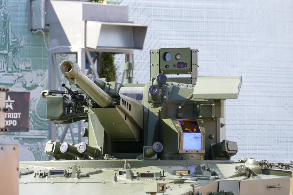 Xét về tầm bắn, Derivatsiya có thể so sánh với tên lửa chống tăng UMTAS dẫn đường bằng laser của NATO, cũng như các hệ thống đạn thông minh Roketsan MAM-C và MAM-L được Không quân Thổ Nhĩ Kỳ sử dụng ở Trung Đông.