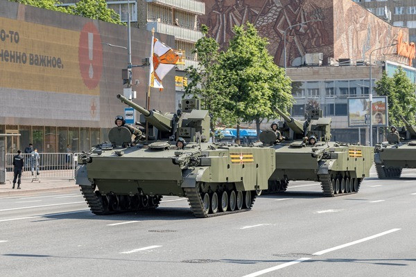 Với tốc độ bắn cao, Derivatsiya có khả năng bắn hàng loạt đạn và kích nổ tất cả đạn đồng thời, đám mảnh đạn quét sạch bất kỳ máy bay không người lái nào bay tới từ bầu trời.