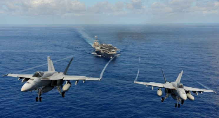 Super Hornet có hai biến thể: F/A-18E một chỗ ngồi và F/A-18F hai chỗ ngồi. Nó được thiết kế để thực hiện nhiều nhiệm vụ khác nhau, bao gồm chiến đấu chiếm ưu thế trên không, hộ tống máy bay chiến đấu, trinh sát, tiếp nhiên liệu trên không, hỗ trợ trên không tầm gần, chế áp phòng không và tấn công chính xác ngày/đêm.