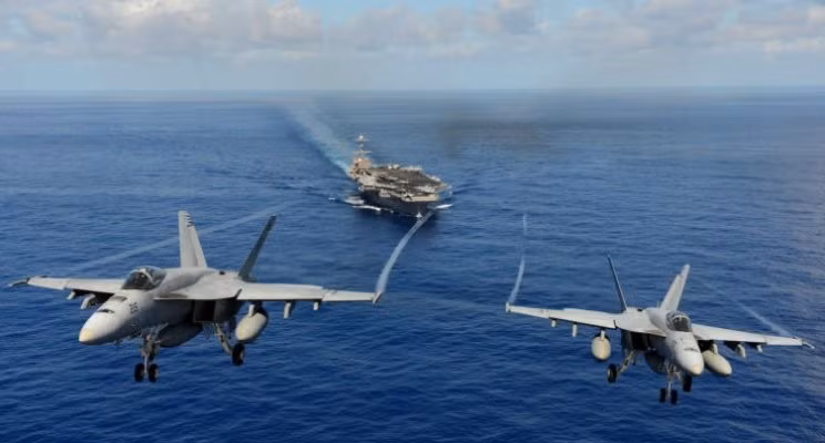 Super Hornet có hai biến thể: F/A-18E một chỗ ngồi và F/A-18F hai chỗ ngồi. Nó được thiết kế để thực hiện nhiều nhiệm vụ khác nhau, bao gồm chiến đấu chiếm ưu thế trên không, hộ tống máy bay chiến đấu, trinh sát, tiếp nhiên liệu trên không, hỗ trợ trên không tầm gần, chế áp phòng không và tấn công chính xác ngày/đêm.