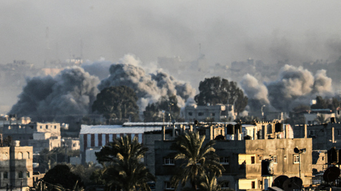 Mỹ và Vương quốc Anh cũng đã thực hiện một số cuộc không kích vào các mục tiêu của Houthi ở Yemen như kho đạn dược, hệ thống phóng tên lửa, radar phòng không. Các cuộc không kích này được thực hiện bởi máy bay chiến đấu F/A-18 Super Hornet từ USS Dwight D. Eisenhower, cũng như các hệ thống quân sự khác của Mỹ và đồng minh. Ảnh: AJ razeera.